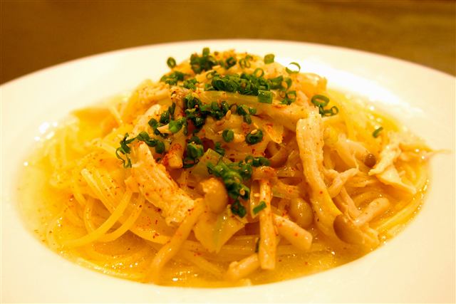 蒸し鶏としめじの和風パスタ